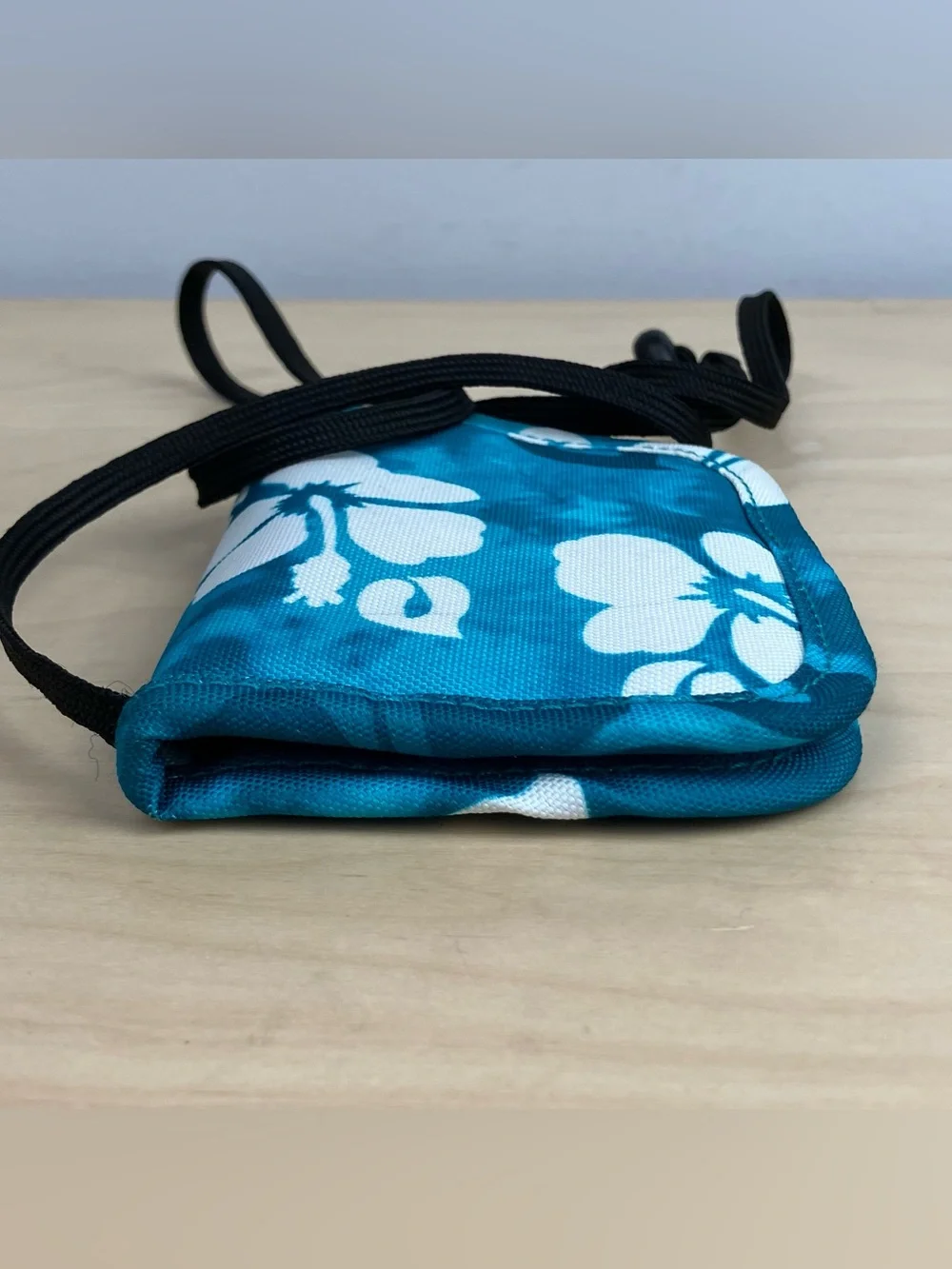 L.L. Bean Small Travel ID Card Holder Wallet Neck Lanyard Blue Hawaiian Floral.